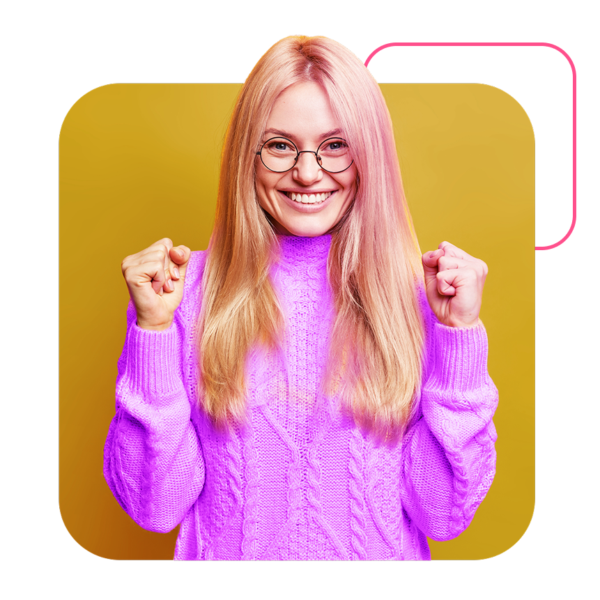 Mulher sorrindo ao usar o celular