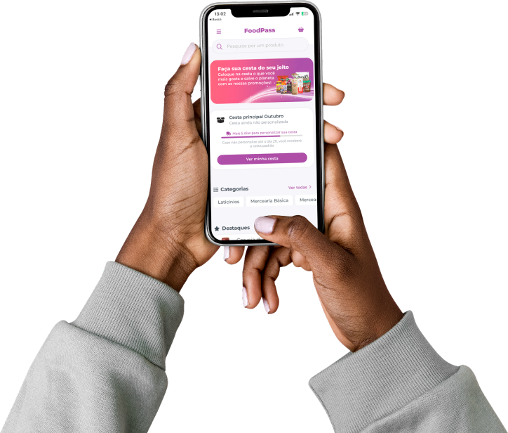 Mulher usando o aplicativo FoodPass no celular